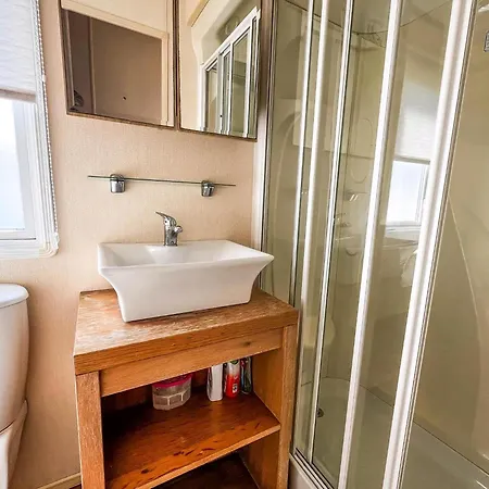 Great 6 Berth Caravan By The Beach At California Cliffs In Scratby Ref 50010L Great Yarmouth Exterior photo