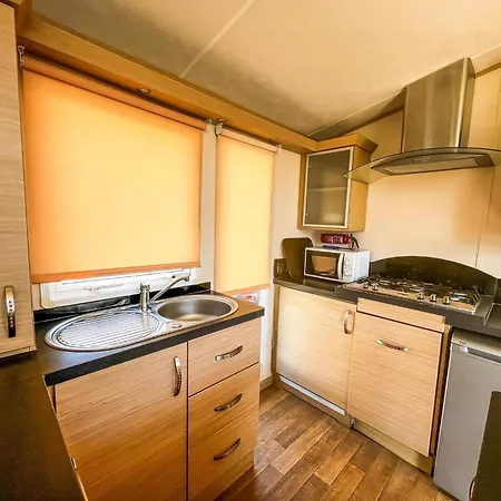 Great 6 Berth Caravan By The Beach At California Cliffs In Scratby Ref 50010L Great Yarmouth Exterior photo
