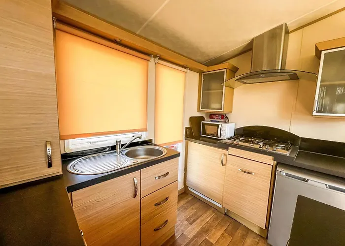 Great 6 Berth Caravan By The Beach At California Cliffs In Scratby Ref 50010L
