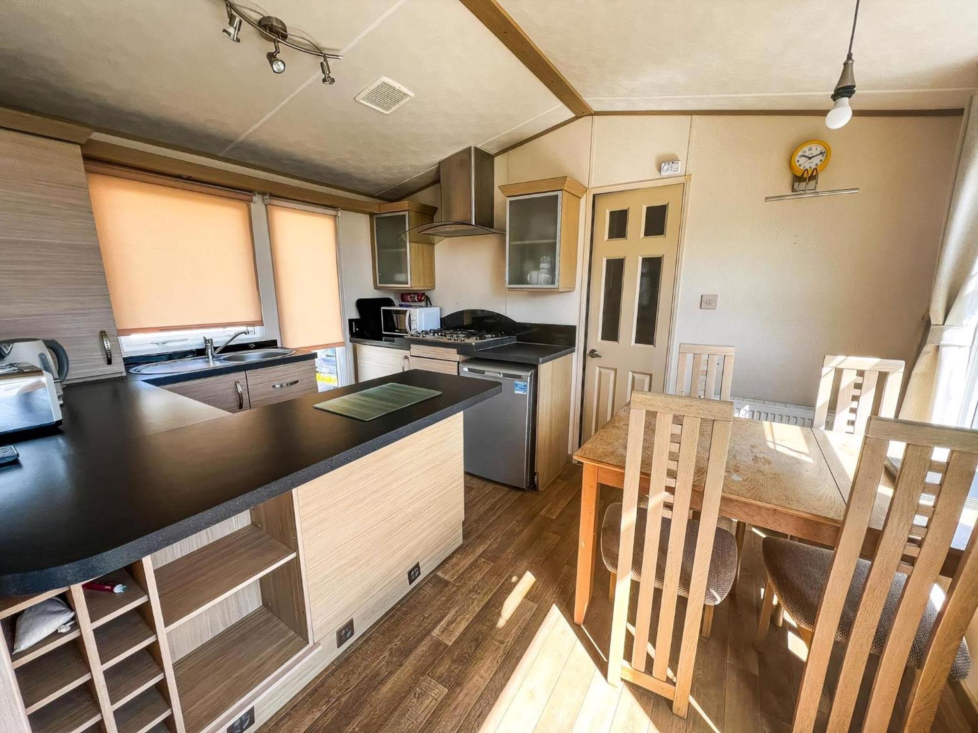 Great 6 Berth Caravan By The At California Cliffs In Scratby Ref 50010l *