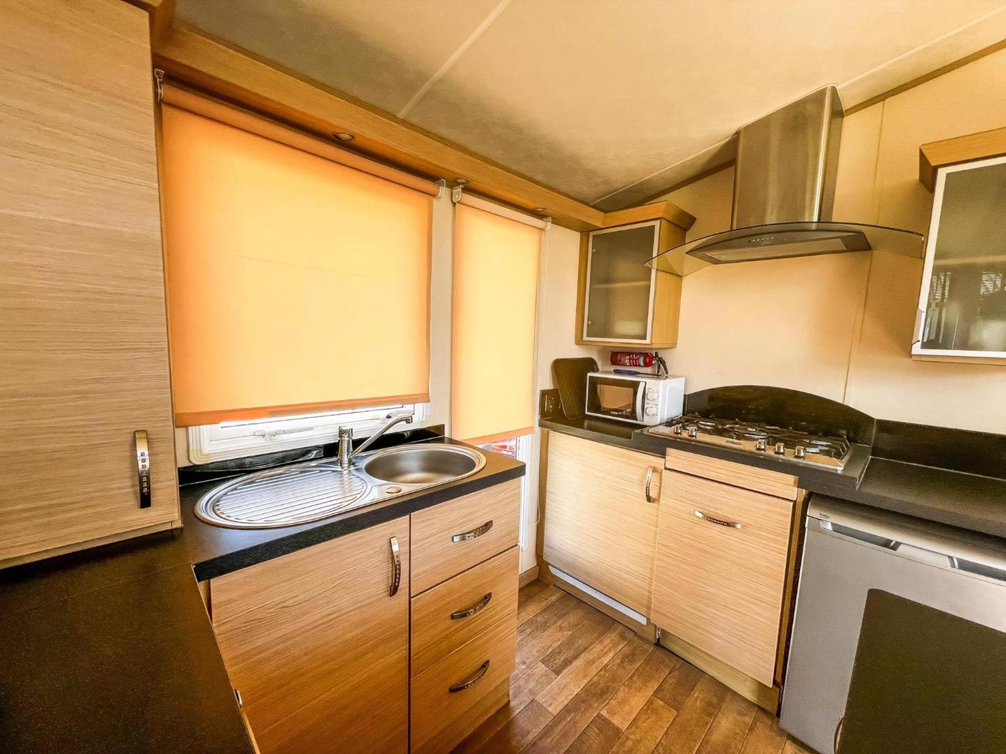 Great 6 Berth Caravan By The At California Cliffs In Scratby Ref 50010l Great Yarmouth