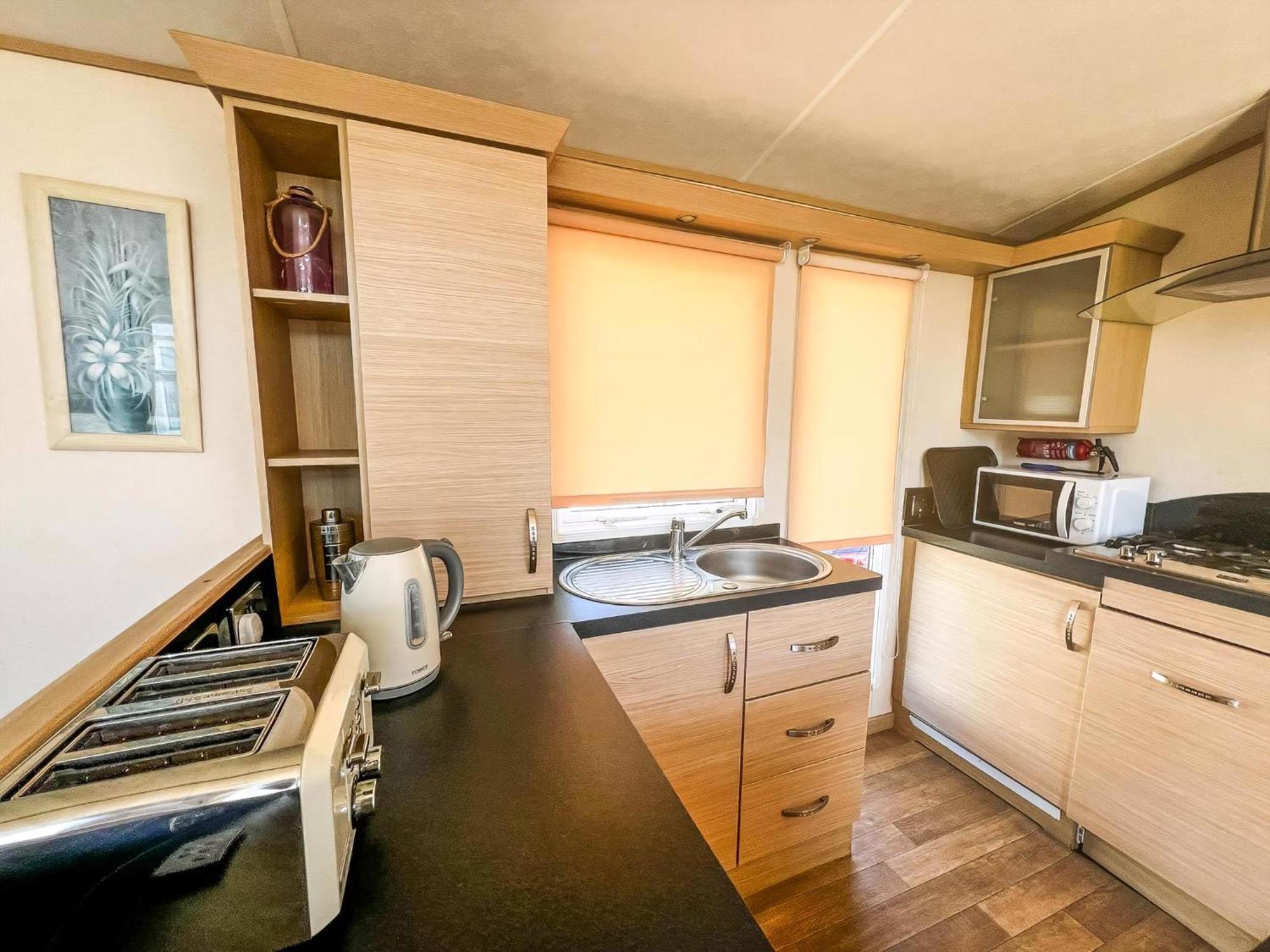 Great 6 Berth Caravan By The At California Cliffs In Scratby Ref 50010l Campsite