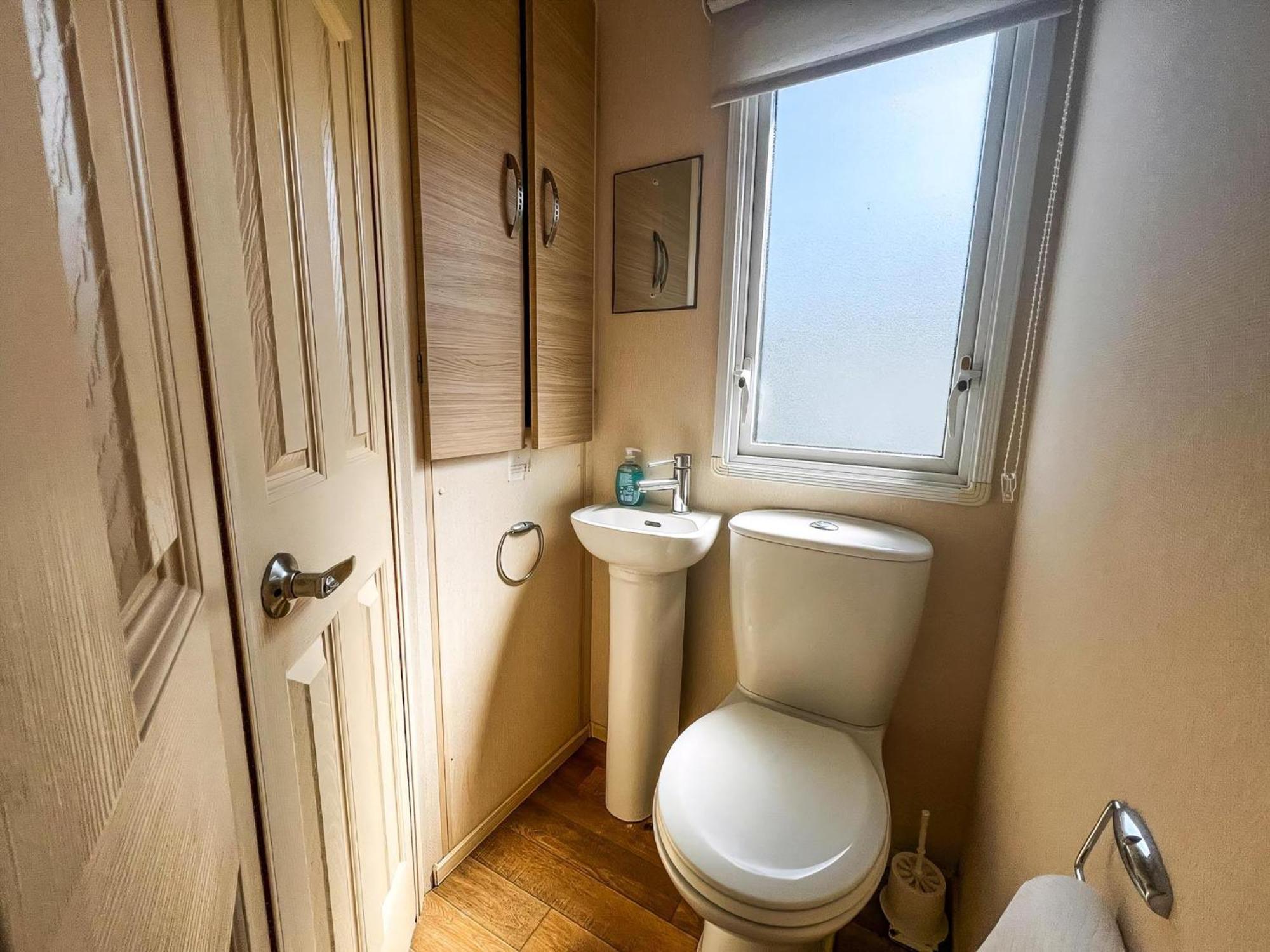 Great 6 Berth Caravan By The At California Cliffs In Scratby Ref 50010l